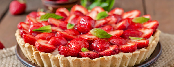 Plăcintă de căsuță cu căpșuni: gustul verii în fiecare mușcătură - GrădinaMax Plăcintă de căsuță cu căpșuni: gustul verii în fiecare mușcătură