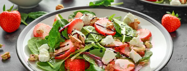 Salată de vară cu spanac și căpșuni - GrădinaMax Salată de vară cu spanac și căpșuni